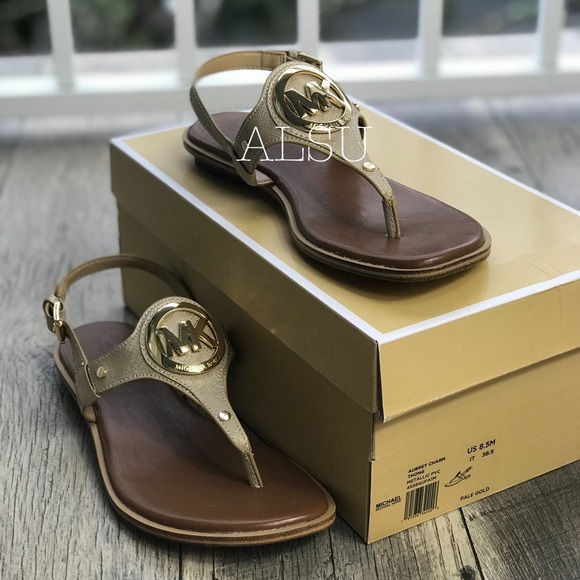 Michael Kors Aubrey Charm Thong Metallic Pale Gold - Picture 2 of 7